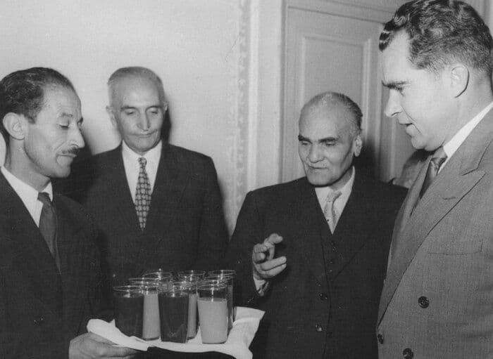 مرکز بررسی اسناد تاریخی وزارت اطلاعات سال ۱۳۸۳ کتابی منتشر کرده با عنوان «سیدحسن تقی‌زاده؛ به روایت اسناد ساواک». در این کتاب برچسب‌های زیادی به تقی‌زاده درون اسناد زده شده، اما در هیچ کدام از اسناد حرفی از دزدی و رشوه و اختلاس توسط تقی‌زاده زده نشده است. در یکی از این گزارش‌ها بیوگرافی از تقی‌زاده -در زمانی که تقی‌زاده رئیس مجلس سنا است- توسط رئیس رکن دوم لشگر تبریز نوشته شده که در آن آمده:

- میزان تحول و ثروت منقول و غیر منقول: ثروتی ندارد.

- اعتیادات: ندارد.

- دشمنان مهم: توده‌ای‌ها.

- امیال و آرزوهای شخصی: فقط در ترقی و عظمت ایران دور می‌زند.

- عقاید و افکار سیاسی: مجاهدت در حفظ استقلال ایران و عظمت و سربلندی آن و آزادی ملت. طرفداری طبقه پائین و زحمت‌کش و فقیر و جهاد بر ضد تمام طبقات ممتاز و وقف وجود برای اصلاح حال و رفاه طبقات محروم از نعمات حیات شایسته؛ خدمت به بهبود حال اقتصادی و فرهنگ و بهداشت.

- نقاط ضعف زندگی: غرور زیاد.