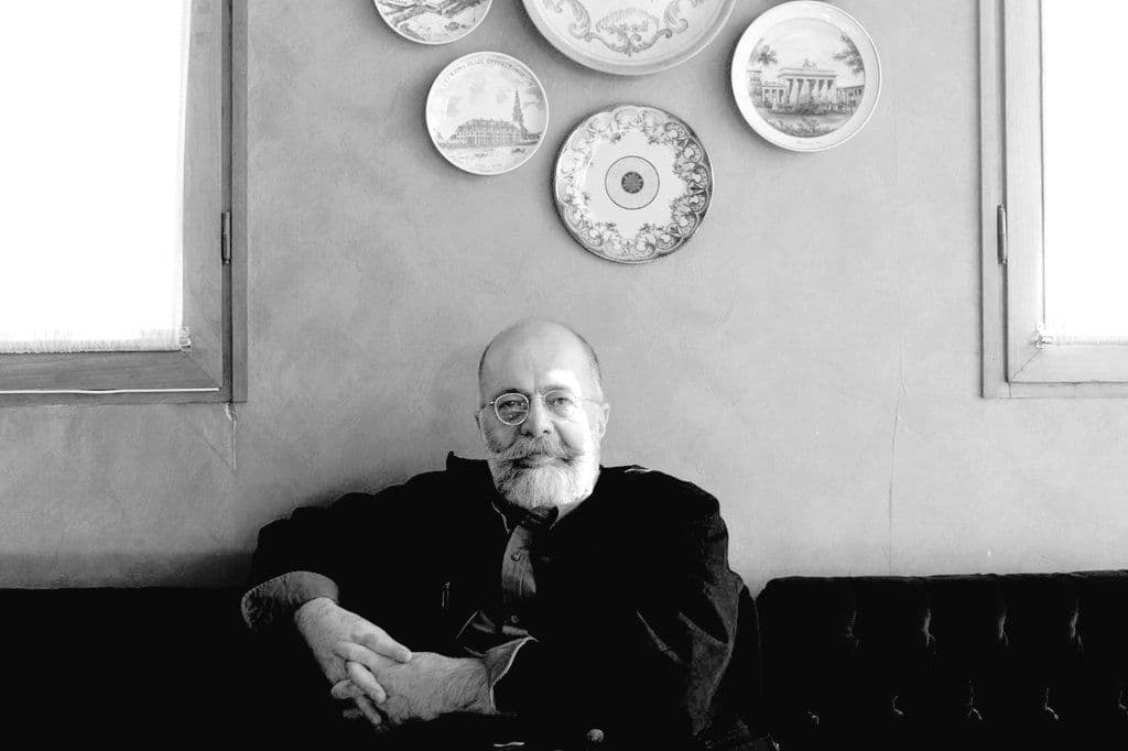 محمدرضا پهلوی ۵ مرداد ۱۳۵۹ در قاهره درگذشت. پیشنهاد می‌کنم حتماً مقاله ‎محمد قائد درباره ‎محمدرضا پهلوی رو بخونید. به‌نظرم توصیفی که از محمدرضا پهلوی می‌کنه، خیلی جالب و خوندنیه.