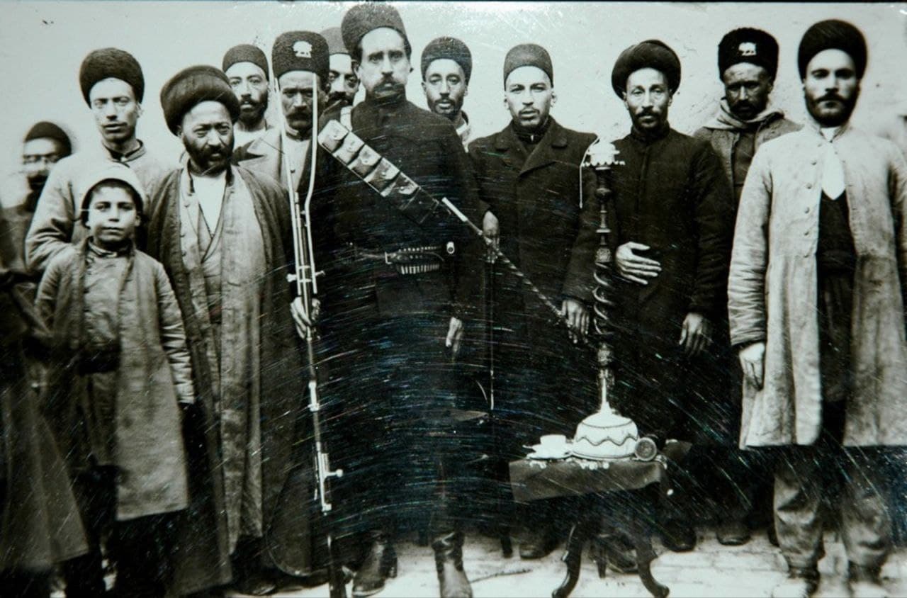 ‏محمدعلی تربیت در نامه‌ای به ادوارد براون -که تقی‌زاده از او درخواست نوشتن آن را کرده بود- درباره‌ی انحطاط اخلاقی ستارخان هشدار می‌دهد. تربیت در این نامه‌ی مفصل به براون، ابتدا به پیشینه‌ی ستارخان به‌عنوان مردی از طبقه‌ی کارگر اشاره می‌کند که در جریان مقاومت تبریز یاری بزرگی به مشروطه‌خواهان رساند، اما سپس در اثر موفقیت‌هایی که به‌دست آورد دچار فساد شد: «او آغاز به غارت شهروندان بی‌گناه کرد؛ خانه‌اش پر از غنایم شد؛ یازده پیانوی دزدی اتاق پذیرایی‌اش را زینت می‌داد؛ به شراب‌خواری شدید روی آورد؛ زنان فراوانی اختیار کرد؛ دیگر در صف مقدم تیراندازی دیده نمی‌شد و با تن‌آسایی بر افتخارات گذشته‌اش تکیه کرده بود.» تربیت در آخر می‌نویسد: «به‌گمان من این توصیف، وصف منصفانه‌ای از ستارخان است و می‌دانم که تقی‌زاده نیز با آن موافق است.»

*از کتاب «انقلاب ایران» نوشته اردوارد براون، ترجمه احمد پژوه، انتشارات کانون معرفت، ۱۳۳۸.