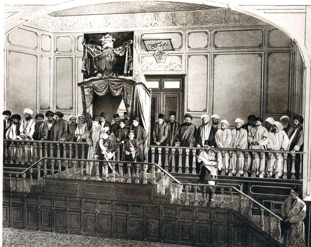 ‏افتتاح دومین مجلس شورای ملی با حضور احمدشاه (آبان ۱۲۸۸) -- در کنار شاه، محمدحسن میرزا ولیعهد و عضدالملک ایستاده‌اند.

*سفرنامه از خراسان تا بختیاری
اثر هانری رنه دِ آلمانی