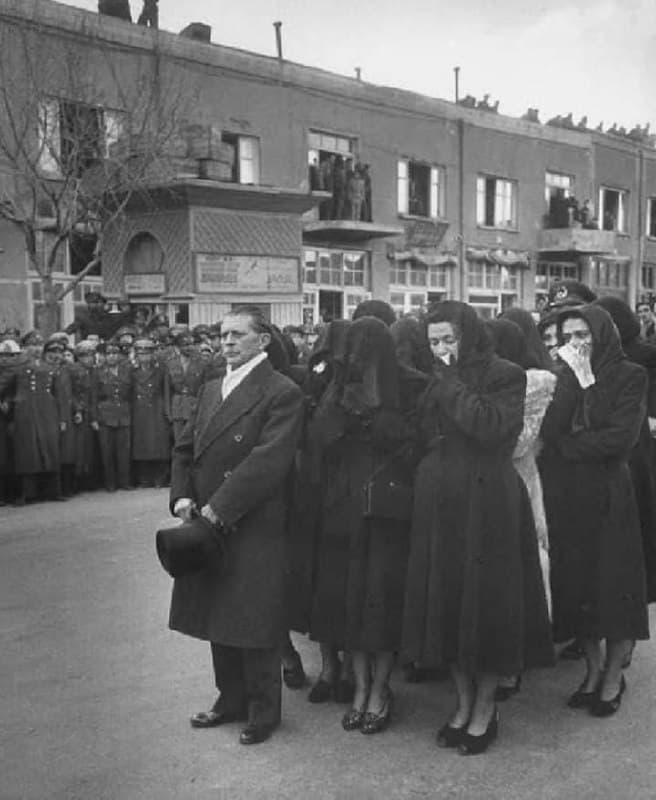 «زمامدار در ایران یا باید مانند حکیم‌الملک کر باشد و یا مانند ساعد و بیات بی‌حواس. اگر قدری مانند رزم‌آرا یا هژیر زرنگ از آب درآمد، بدن سالم تحویل مرده شور نمی‌دهد.»

#حسین_علاء

منبع: مجله خواندنی‌ها، سال ۱۱، شماره ۵۹، ۲۶ اسفند ۱۳۲۹

توضیح عکس: حسین علاء در مراسم تشییع‌ جنازه حاجعلی رزم‌آرا از مقابل مسجد سپهسالار تهران