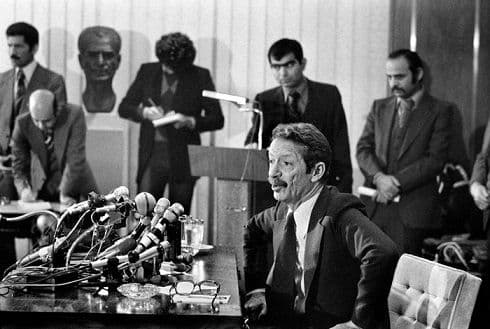 ‏«اگر عمرم ۳۰ دفعه تکرار شود، باز هم خواهم گفت دموکراسی تنها راه نجات ایران است؛ هر قدر مشکل باشد، هر قدر دشوار باشد و هر قدر که ما ناپخته باشیم.»

شاپور بختیار