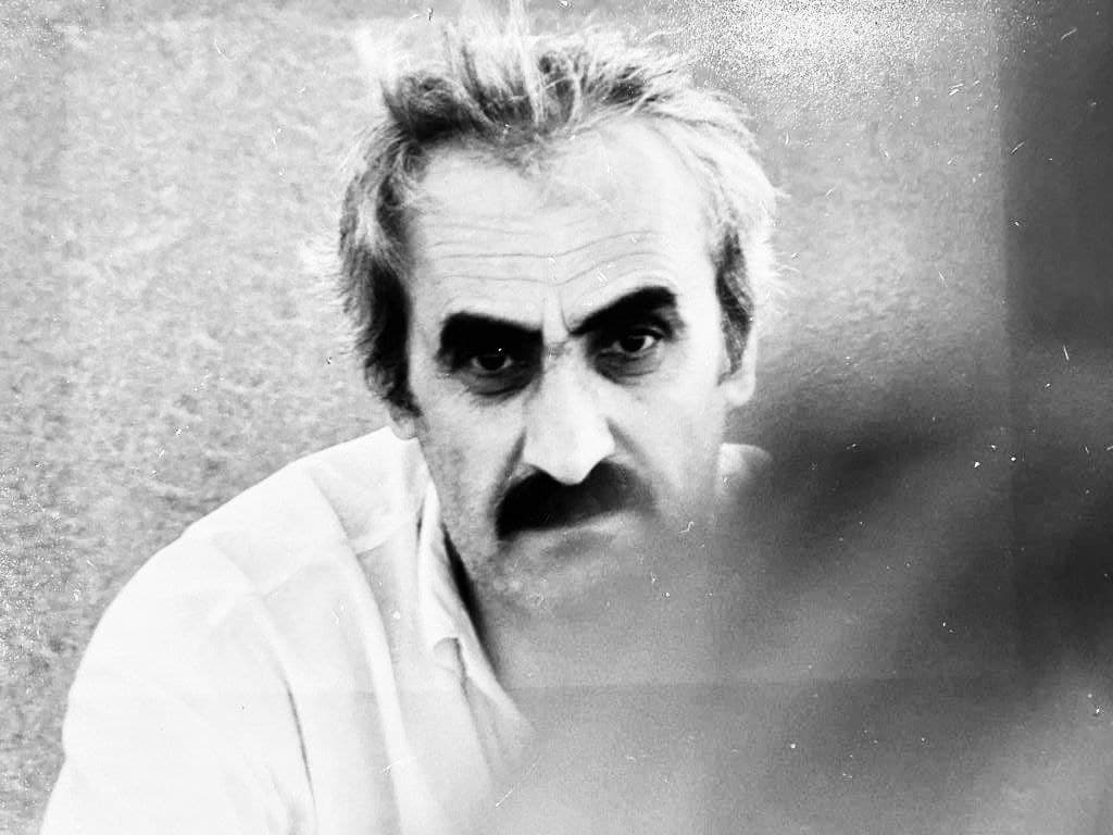 ‏باقر پرهام؛ نویسنده، مترجم و جامعه‌شناس ۷ خرداد ۱۴۰۲ در سن ۸۸ سالگی در آمریکا درگذشت. پرهام از نسل آخرین روشنفکرانِ نامی ایران بود که تن به فهم ایدئولوژیک از کار روشنفکری -و سیاسی- نداد و برایِ او روشنفکر بودن در تلاش برایِ توانمند کردن جامعه و انسانِ ایرانی تعریف می‌شد. پرهام در جان گرفتنِ جامعه‌شناسی در ایران نیز نقش بسیار پررنگی داشت. ترجمه باقر پرهام از تقسیم‌کار و صور بنیانی حیات دینی دورکیم بی‌نظیر است. ۳گانه سیاسی مارکس درباره فرانسه را روان و دقیق و بیرون از رنگ و بوی دعواهایِ ایدئولوژیک ترجمه کرده است و از همه مهم‌تر ترجمه پرهام همراه با تدین از گروندریسه مارکس هم‌چنان بهترین ترجمه از گروندریسه است. مجموعه مقالات باقر پرهام سال‌ها پیش با عنوان «باهم‌نگری و یکتانگری» توسط نشر آگه تنها یک نوبت منتشر شد و نسبت به ترجمه‌هایِ او خیلی کمتر دیده شد، ولی نکاتِ بسیار عالی و خواندنی دارد. یکی از مقاله‌هایِ کتاب روایتِ پرهام از تجربه حضور در حلقه فردید در دهه ۴۰ است که داستانِ جالبی دارد.