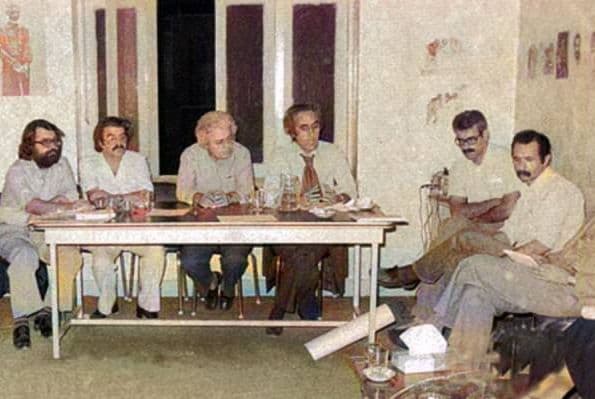 ‏جایابی باقر پرهام در جریان چپ در تاریخ معاصر ایران نه در چپ محفلی یا حزبی و ایدئولوژیک و مشخصاً بلوک شوروی، بلکه یک جایگاه انتقادی و دموکراتیک دارد. برای او چپ در مبارزه با امپریالیسم خلاصه نمی‌شود، بلکه چپ یک جریان انتقادی با خواست آزادی و دموکراسی برای نفی اقتدارگرایی است. ‏برای پرهام مبارزه با اقتدارگرایی در داخل و تلاش برایِ تحقق آزادی و دموکراسی و نجاتِ زندگی انسان ایرانی از باتلاق استبداد و خفقان (هر شکلی از خفقان؛ از دولتی تا دینی/ایدئولوژیک و..)، از مبارزه با امپریالیسم به مراتب نه فقط مهم‌تر بلکه اولویت داشت؛ اولویتی که امروز نیز هم‌چنان ضرورت دارد.

*توضیح عکس:
از راست: محمد مختاری، محسن یلفانی، باقر پرهام، احمد شاملو، غلامحسین ساعدی و اسماعیل خویی.