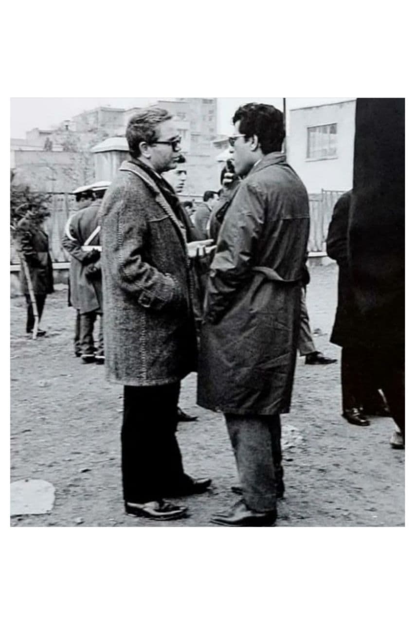 ‏یدالله رویایی و اسماعیل شاهرودی در مراسم تدفینِ فروغ فرخزاد
۲۶ بهمنِ ۱۳۴۵
گورستانِ ظهیرالدوله