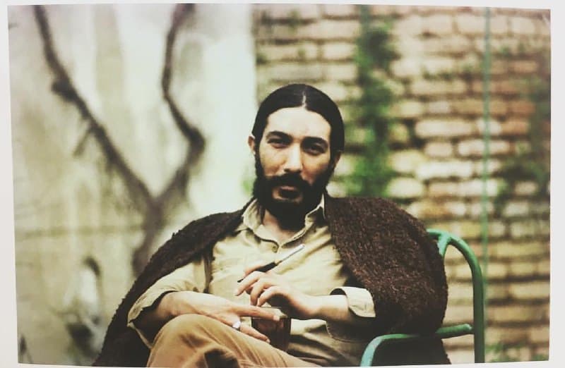 به یادِ بیژن الهی در زادروزش؛

من چاهی را تعلیم کرده‌ام
که به آبی نمی‌رسد
ولی چه تاریکی ِ زیبایی
از آن سو تاریکی ِ زیر خاک
چاهی زده‌ست که به چهره‌ من می‌رسد
من آبم، آب
و سیه‌چردگانِ معذب
پیش از نماز مرا می‌جویند
نگاهی به آسمان، مجهزم می‌سازد که سکوت کنم
و از میان حنجره‌هایِ گسیخته
سلاحی به رنگ آب بجویم
آن لحظه که آب
به رنگ خود پرخاش می‌کند، من آنم
آن لحظه‌ام
و رنگ آب، هرچه بیشتر در آب غرق شود
زنده‌تر می‌شود، آبی‌تر.

* عکس از حمید شاهرخ.