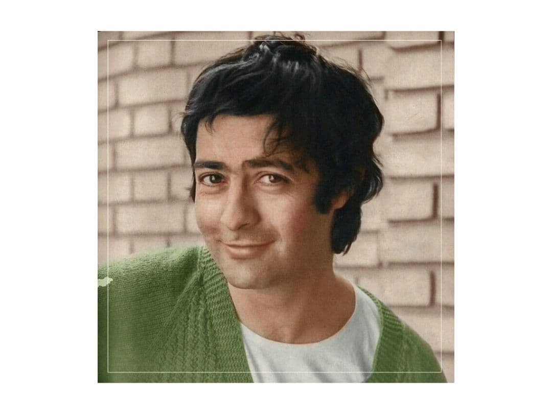 چه رنجی است
خوابیدن زیر آسمانی
که نه ابر دارد نه باران
از هراس از کلمات
هر شب خواب‌هایِ
آشفته می‌بینیم
به این جهان آمده‌ایم
که تماشا کنیم..

احمدرضا ‏احمدی از آخرین‌هایِ زنده دهه ۴۰ بود. ‏شعر احمدی [شاید] امتدادِ شعر سپهری قرار داشت؛ با این تفاوت که شعر احمدی امروزی‌تر، شهری‌تر و بیانِ عشق و تنهایی و فقدان و نرسیدن/رسیدن و.. در طبقه متوسط جامعه در حال نو شدنِ ایران؛ احمدی نوگرایی در شعر داشت. در شعر احمدی جایی برایِ اتوبوس، کبریت، رادیو، ساعت، صندلی، مدادرنگی و.. هم بود. برخلافِ سپهری که میلِ «روستا»یی و بازگشت به سادگی و به‌زعم خود بی‌ریا بودنِ گذشته داشت، و انسان/عشق -بیشتر مترادف با رهایی- را در طبیعت، کوه، دشت، جنگل، دریا و بیابان جست‌وجو می‌کرد. اگر رمانتیسیسمِ سپهری از «امروز» گریزان بود و به دنبالِ حجمِ سبز بود، در مقابل رمانتیسیسمِ احمدی دل به پیچیدگی‌هایِ امروز و حال داده بود و روابط انسانی و احساس‌هایِ آشفته و ناآرام و به یک زبان «پارادوکسِ» آن را در دلِ ناآرامی‌هایِ زندگی ماشینی و بوق و کرنا و تمامِ آلودگی‌هایِ آن می‌دید: حجمِ خاکستری. خلاصه آن‌‌کهِ احمدی به زبانِ حالِ زندگی در جریانِ ما -به‌سویِ یک آینده نامعلوم ولی روبه‌جلو- نزدیک‌تر بود و همین شاید شعر احمدی را برایِ خیلی‌ از ما خواندنی می‌کرد.

‏پس از آن كه انزواىِ من
به پايان رسيد
من مسافر كجا خواهم بود..

احمدرضا احمدی
بهار ۱۳۱۹ | تابستان ۱۴۰۲.