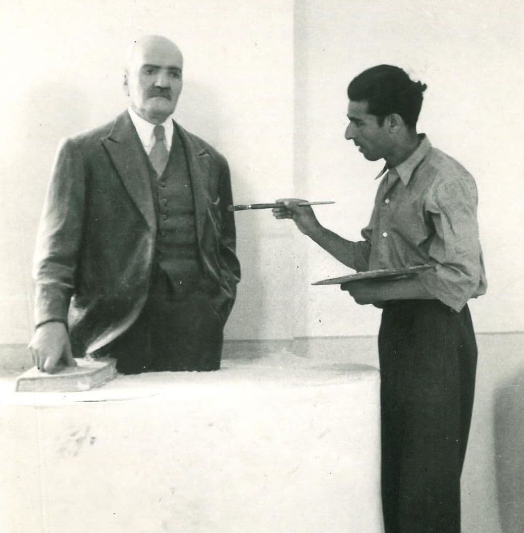 ‏به قولِ تقی‌زاده دلنشین‌ترین عید برایِ ما، همین عید «مشروطیت» است؛ عید شما مبارک‌.

امروز ۱۴ مرداد؛ سالگرد انقلاب مشروطیت است.

*مجسمه سیدحسن تقی‌زاده اثر علی‌اکبر صنعتی در نمایشگاه سابق میدان راه‌آهن.