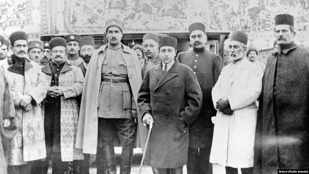 ‏توصیف حسن تقی‌زاده از به قدرت رسیدنِ رضاخان بعد از کودتایِ ۳ اسفند ۱۲۹۹ در مجله کاوه:
«نوشانیدنِ جبری دارویِ تلخ به اطفال مریضِ خردسال».