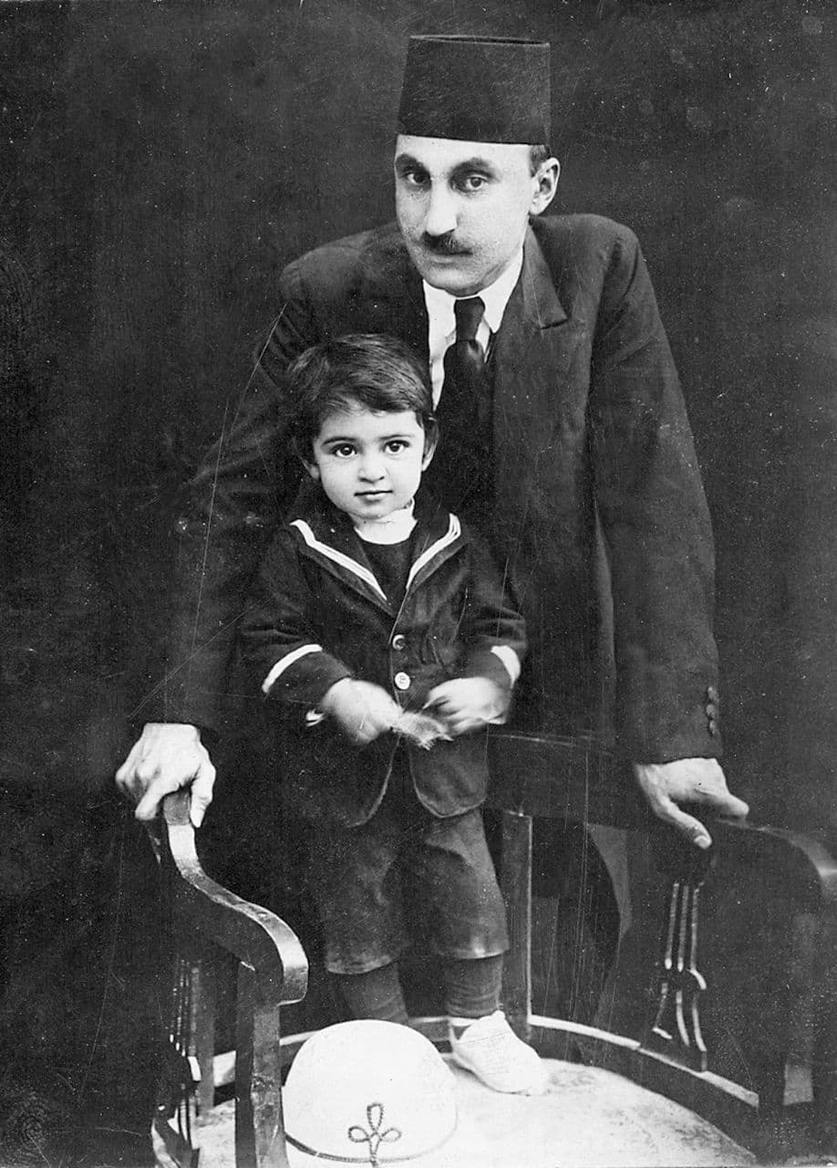 ‏ایرج افشار در خردسالی همراه با پدرش محمود افشار یزدی سال ۱۳۰۷