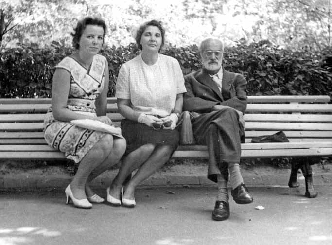 سعید نفیسی در آخرین سال زندگی‌اش (۱۳۴۵) در یالتا به همراه همسر (پریمرز نفیسی) و پزشک معالج‌ خود.