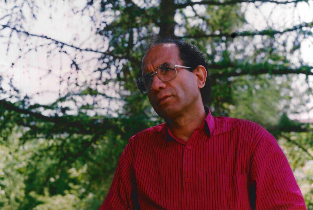 آن نیمه‌ام کجاست؟
تا من چقدر گورستان باقی است؟

محمد مختاری پنجشنبه ۱۲ آذر ۱۳۷۷ پیش از غروب آفتاب برایِ خرید از منزلش خارج شد و دیگر بازنگشت. شش روز بعد پیکر بی‌جانِ مختاری با دو کوپن ناگرفته در جیب‌ش در بیابان‌هایِ امین‌آباد پیدا شد.

‏که ما هم‌چنان می‌نویسیم
که ما هم‌چنان در اینجا مانده‌ایم
مثل درخت
که مانده است
مثل گرسنگی
مثل سنگ‌ها
که در اینجا مانده‌اند
مثل درد که مانده است
مثل زخم
مثل شعر
مثل دوست داشتن
مثل پرنده
مثل فکر
مثل آرزویِ آزادی
و
مثل هر چیز که از ما نشانه‌ای دارد.