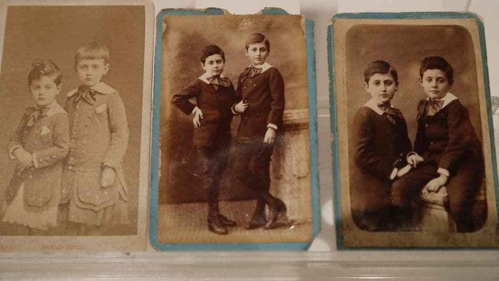 «زمان آدم‌ها را دگرگون می‌کند اما تصویری را که از آنها داریم، ثابت نگه می‌دارد. هیچ چیزی دردناک‌تر از این تضاد میان دگرگونی آدم‌ها و ثبات خاطره نیست».

*در جست‌وجویِ زمان از دست‌رفته، جلد۴، سدوم و عموره.