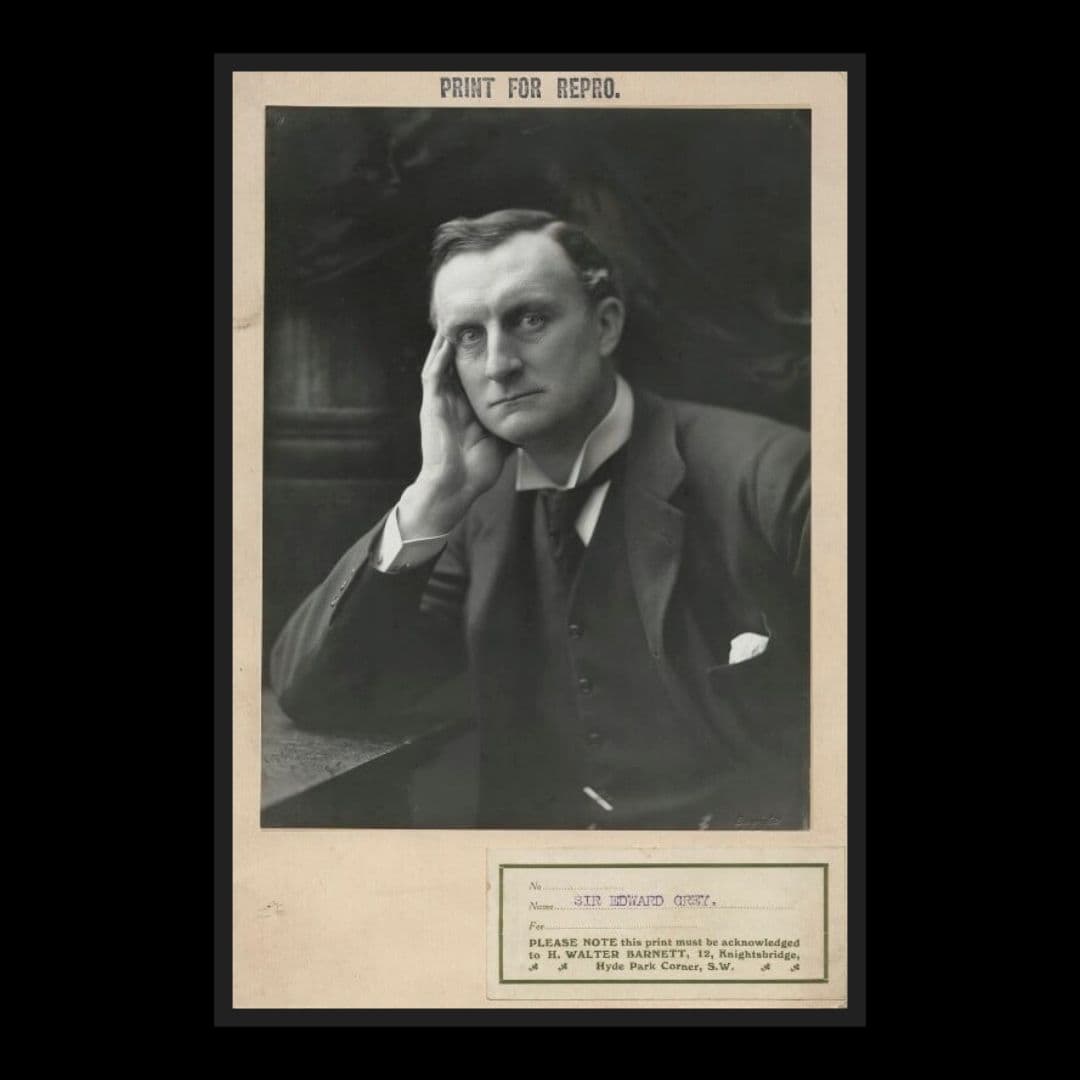 ادوارد براون در آغاز مجموعه نامه‌نگاری‌هایِ خود با حسن تقی‌زاده که در سالِ ۱۳۵۱ در ایران با عنوان «نامه‌هایی از تبریز» با ترجمه حسن جوادی به فارسی نیز منتشر می‌شود، در پیش‌گفتار خود (که اکتبر سالِ ۱۹۱۲ نوشته است) سر ادوارد گری وزیر وقت امور خارجه انگلیس را عامل بدبختی ایران و جنبش سیاسی آن (مشروطیت) می‌داند و می‌نویسد: «سر ادوارد گری از هنگامی که وزیر امور خارجه شده است، خاصه از شش سال پیش به‌این‌سو، با دولت روسیه توافق و سازشی کرده است که علت اساسی تمام بدبختی‌هایِ کنونی ایران می‌باشد.. او سد پیشرفت ملتی شده است که پس از قرن‌ها ظلم و اختناق، سرانجام متوجه وضع فلاکت‌بار خود شده‌اند و با جدیت تمام در برطرف ساختن آن می‌کوشند.. چه‌طور او به‌عنوان وزیر امور خارجه از اینکه زندگی، آرزو و آزادی هزاران هزار نفر را پایمال می‌سازد، دغدغه‌ای به خود راه نمی‌دهد؟»

*عکس: سر ادوارد گری که بین سال‌هایِ ۱۹۰۵ تا ۱۹۱۶ وزیر امور خارجه بریتانیا و کشورهایِ مشترک‌المنافع بود.