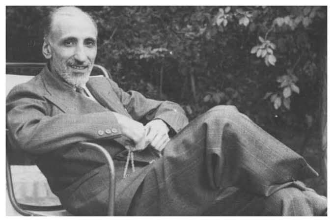 علی دشتی در ۲۶ دی ۱۳۶۰ در ۸۴ سالگی در بیمارستان جم در تهران درگذشت و در امام‌زاده عبدالله شهر ری به خاک سپرده شد. احسان نراقی نقل کرده که دشتی در بیمارستان جم از وی تقاضای تهیه سیانور کرده بود تا از تحقیر، شکنجه و آزارهای زندان خلاص شود. به گفته سعیدی سیرجانی نیز، در زندان، بر اثر شکنجه، لگن خاصره دشتی به‌شدت آسیب دیده بود.