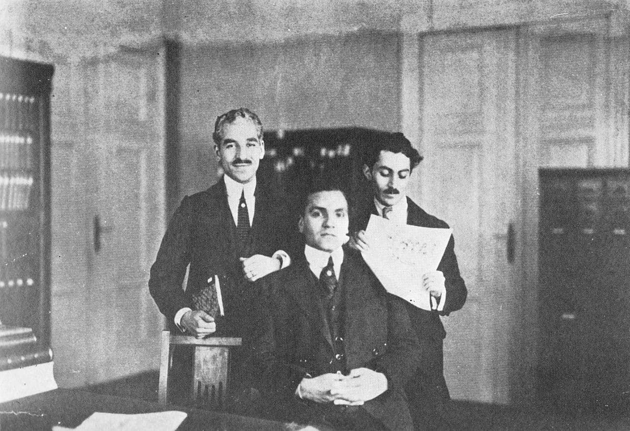 سالگرد انتشار مجله کاوه

اولین شماره مجله کاوه ۲۴ ژانویه ۱۹۱۶ در برلین به سردبیری سیدحسن تقی‌زاده منتشر شد. جمال‌زاده، قزوینی، رضا تربیت، کاظم‌زاده ایرانشهر و.. از نویسندگان برجسته کاوه بودند.

*توضیح عکس
از چپ: رضا تربیت، حسن تقی‌زاده و محمدعلی جمال‌زاده در دفتر تحریریه مجله کاوه.