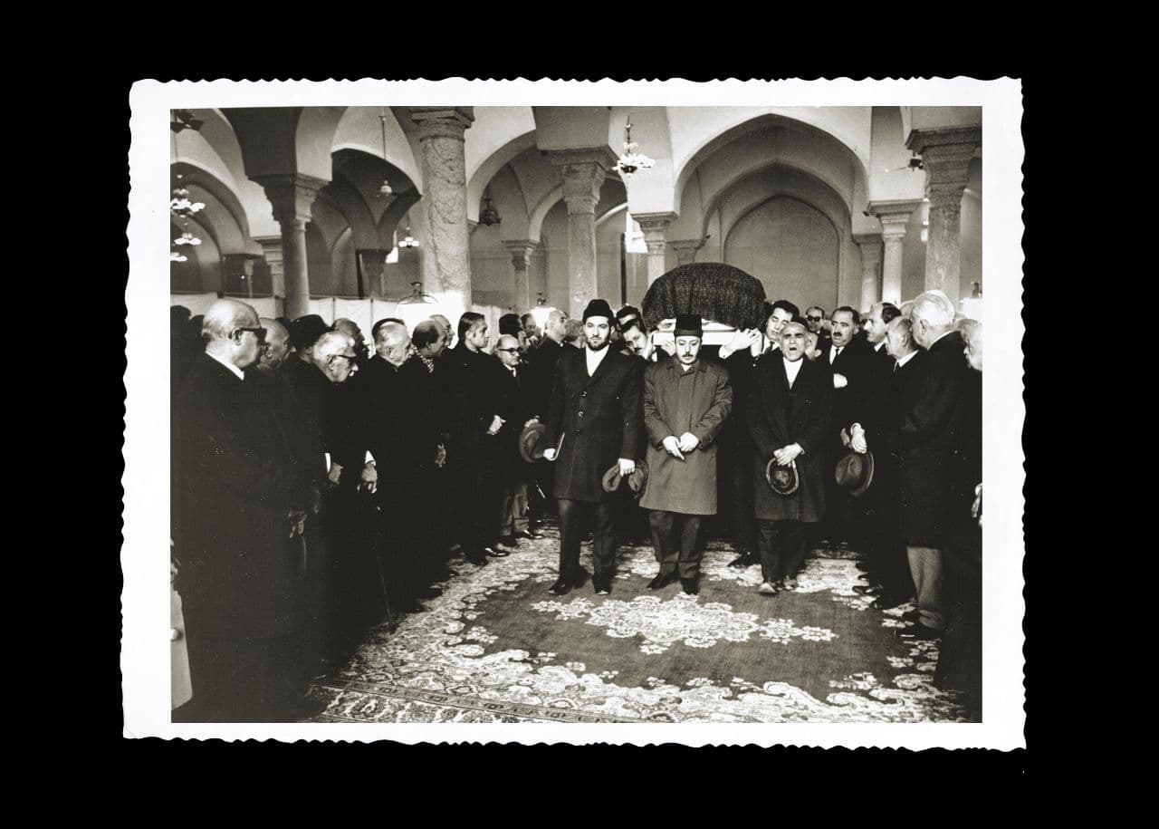 امروز ۸ بهمن سالگرد درگذشت سیدحسن تقی‌زاده است که در سال ۱۳۴۸ در تهران درگذشت. به قولِ مهدی مجتهدی در «تقی‌زاده‌؛ روشنگری‌ها در مشروطیت ایران» اگر منبر مسجد سپهسالار جان داشت، هر آینه به استقبال خفته در تابوت می‌شتافت؛ منبری که تقی‌زاده از آن بالا رفت و در روزهایِ بحرانی مشروطیت در نفی استبداد فریاد زد.

*تصویری از تشییع جنازه حسن تقی‌زاده، همراه با رثاخوانی سیدجواد ذبیحی در صحنِ داخلی مسجد سپهسالار.