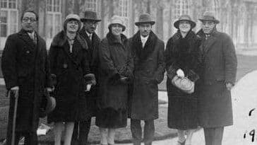 ‏وقت سحر است خیز ای مایه ناز
نرمک نرمک باده خور و چنگ نواز
کان‌ها که بجایند نپایند بسی
و آن‌ها که شدند کس نمی‌آید باز

*فردریش روزن این رباعی از خیام را بارها برایِ تقی ارانی در برلین می‌خواند.