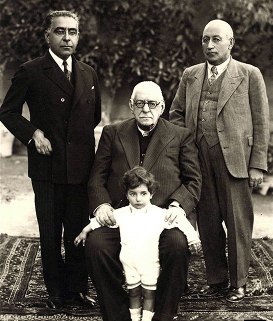 عبدالحسین میرزا فرمانفرما: «زندگی‌کردن در ایران مستلزم عقل و تدبیر و تجربه و اطلاع به اوضاع و احوال این مملکت می‌باشد؛ وگرنه زندگی [در ایران] دشوار می‌شود».

به نقل از مهرماه فرمانفرمائیان در کتاب زندگی‌نامه عبدالحسین میرزا فرمانفرما، جلد ۲.