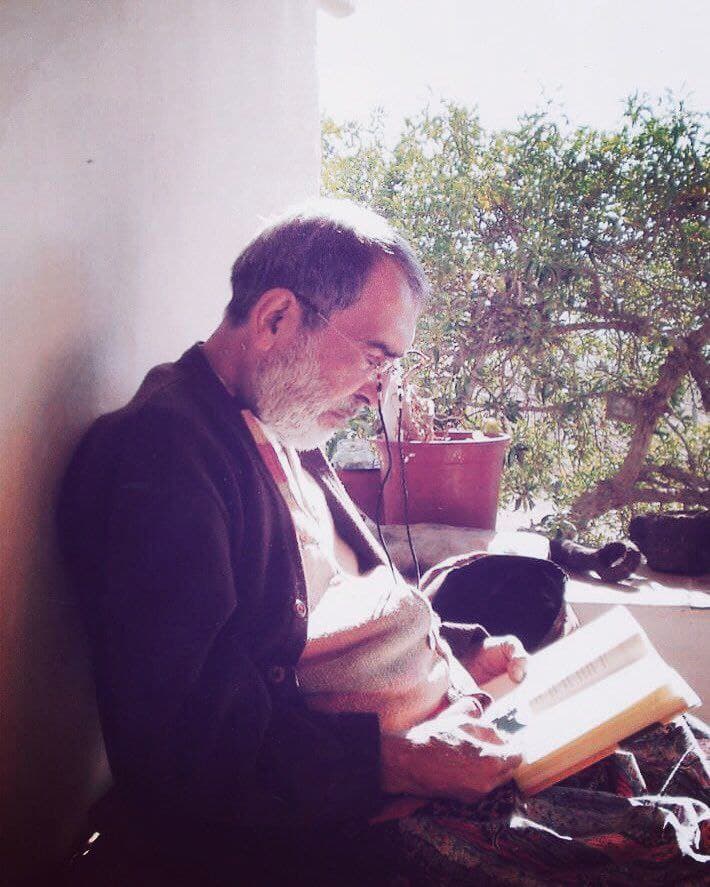 اگر هوایِ گریستن داری
با من
در این بهار
به بدرقه‌یِ نیلوفران بیا.

بهرام اردبیلی