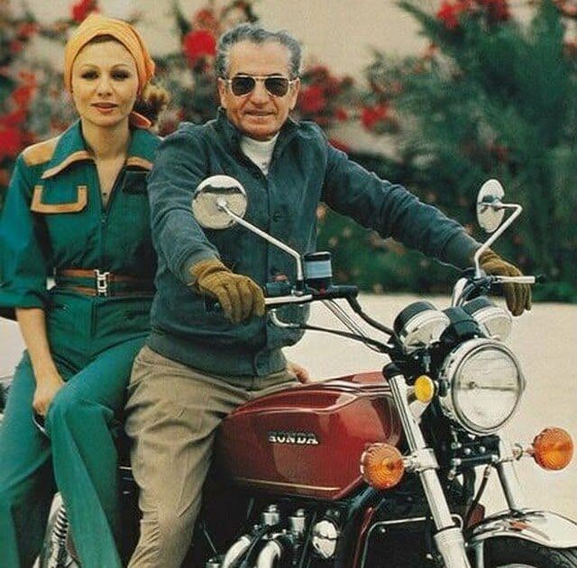 «درباره عکسی که شاهنشاه را در حال موتورسیکلت‌سواری نشان می‌دهد، عرض کردم من موافق نبودم که در روزنامه چاپ شود، فرمودند چرا؟ گفتم شما پدر ملت هستید و ماشاءالله پنجاه سال سن دارید، دیگر موتورسیکلت‌سواری به شما نمی‌آید. فرمودند تو هم مثل خان‌هایِ پنجاه سال قبل خراسان فکر می‌کنی. گفتم ممکن است، ولی به هر حال این عکس مناسب شاهنشاه نیست. فرمودند چرا نباشد؟ همان‌طور که کارگر من موتور سوار می‌شود، من هم می‌شوم. گفتم، کارگر برای احتیاج سوار می‌شود، ولی شما برایِ بازی، این عکس شاید برای اروپا خوب باشد ولی برایِ ایران نه».

یادداشت‌هایِ ‎اسدالله علم
شنبه ۲۶ اردیبهشت ۱۳۴۹