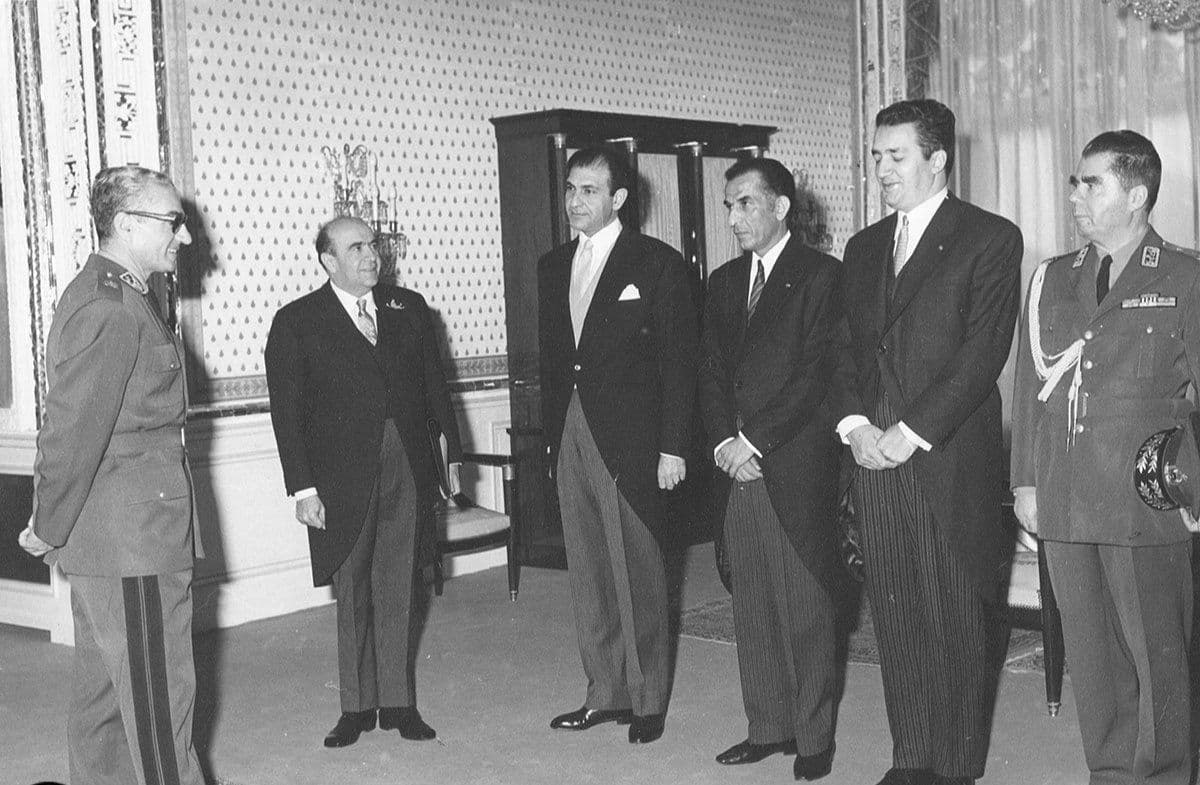 «وقتی به ‎شاه فکر می‌کنم، از خودم می‌پرسم که اگر او پادشاه نبود و از یک خانواده معمولی ایرانی بود چه می‌کرد؟ می‌توانم تصور کنم که قاعدتاً می‌رفت به دانشکده فنی، چون به مسائل فنی خیلی علاقه‌مند بود، و خوب هم می‌فهمید، می‌شد یک مهندس. بعد هم احتمالاً از اعضای ‎حزب ایران می‌شد چون یک نوع گرایش دست چپی سوسیالیستی در نهادش بود. ادا در نمی‌آورد، واقعاً این گرایش را داشت».

*از خاطرات علینقی عالیخانی
وزیر اقتصاد از سال ۱۳۴۱ تا ۱۳۴۸.