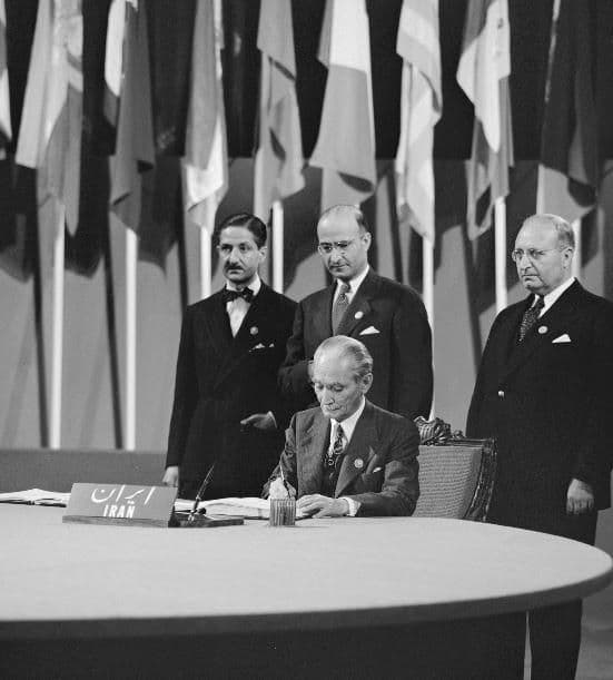 باقر کاظمی ایستاده از راست، در کنار علی‌اکبر سیاسی و نصرالله انتظام، در هنگام امضایِ منشور ملل متحد توسط مصطفی عدل؛ نماینده ایران در کنفرانس سان فرانسیسکو، آوریل ۱۹۴۵.