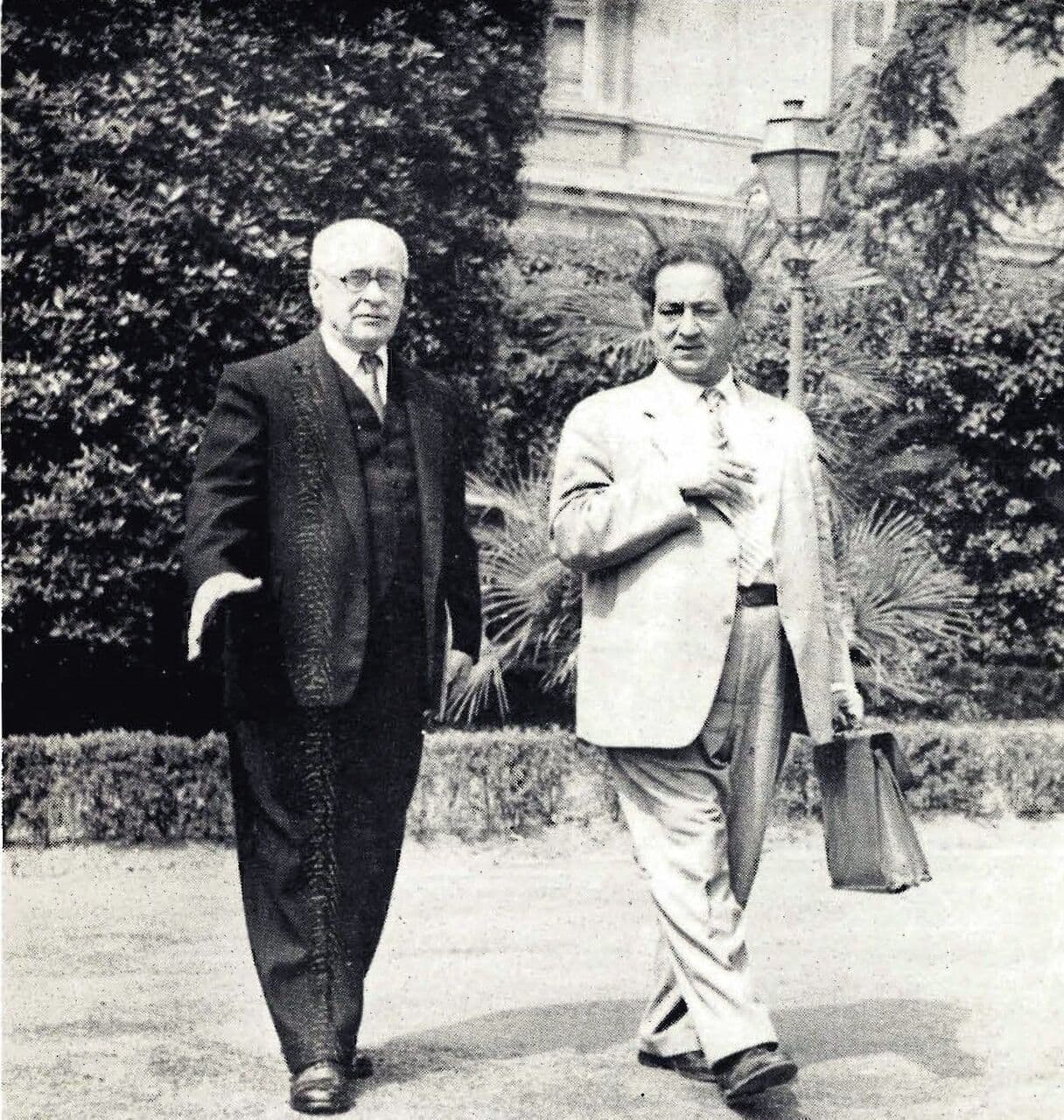 مجتبی ‏مینوی در لندن (۱۹۳۱) به ولادیمیر مینورسکی می‌گوید: «حسن تقی‌زاده گفته که به اعتقاد سردنیسن‌راس علم چیزی نیست جز شناختن کتب مرجع؛ و همین قدر که بدانی هر مطلبی را در کدام کتاب بجویی همه علوم را داری». و مینورسکی در جواب می‌گوید: «بله آقاجان، ولی به شرط این‌که بتوانی از آن مطلبی که می‌یابی استفاده کنی».

*«دفتری برای ایران؛ نامه‌هایِ فارسی به ولادیمیر مینورسکی» به کوشش گودرز رشتیانی، ۱۳۹۸.