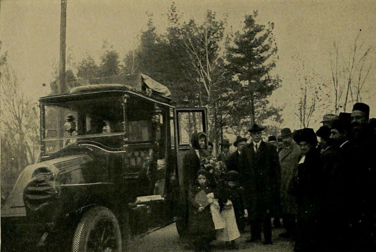 ‏تصنیف «شوستر» از عارف قزوینی هنگام اخراج مورگان شوستر آمریکایی از ایران:

ننگ آن خانه که مهمان ز سر خوان برود
جان نثارش کن و مگذار که مهمان برود
گر رود شوستر از ایران رود ایران بر باد
ای جوانان مگذارید که ایران برود
ننگ تاریخی عالم شود افسانه ما
بگذاریم اگر شوستر از ایران برود