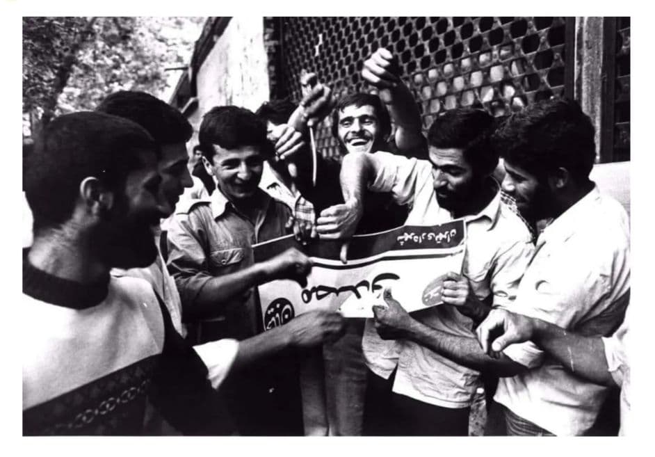 خرداد ۱۳۶۰؛ پایین‌کشیدنِ تابلو خیابان مصدق (ولیعصر فعلی) توسط اسلامیون انقلابی بعد از اعلام ضد اسلامی بودنِ جریانِ محمد مصدق و جبهه ملی.

*خیابان پهلوی پس از انقلاب ۵۷ به خیابان مصدق تغییر نام داد و پس از خرداد ۶۰ با عنوان ولیعصر نام‌گذاری شد.