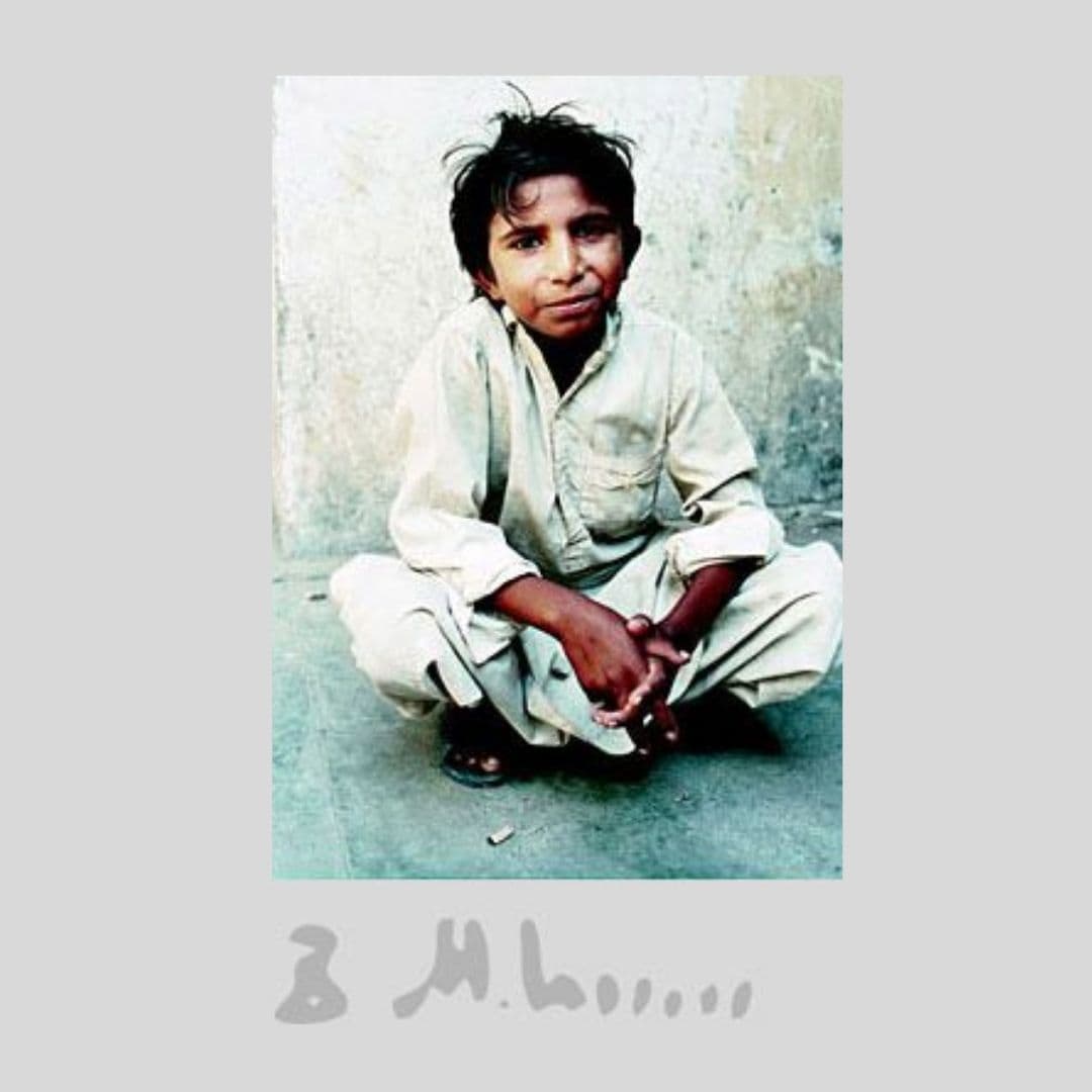 نامه بهمن محصص به ماهور احمدی:

عزیزم: این عکس «اقبال مسیح» است؛ پسر ۱۲ ساله‌ای اهل پاکستان، در روز عید پاک امسال، وقتی با دوچرخه در روستایشان می‌گشته کشته شد. قاتلین، اربابان قالی‌باف بودند که «اقبال مسیح» علیه آنان قیام کرده بود. این پسر را در شش سالگی فروخته بودند. قالی می‌بافت. علیه ظلم و کار سیاهِ (ساعات کار زیاد با مزد بسیار کم) کودکان قالی‌باف قد بلند کرده بود به عنوان جوان‌ترین سندیکالیست دنیا. پایش تا Boston University کشیده شده بود. جمله‌اش «من دیگر از ارباب نمی‌ترسم، حالا او باید از من بترسد» معروف شد. نتیجه‌ی قیام و مبارزه و مرگ‌اش این‌که، حالا باید روی هر قالی نوشته شود: «به دست کودکان بافته شده است». من عکس‌اش را چون دوستان دیگرم Genet و Malaparte به دیوار کارگاهم دارم. تو نیز این عکس را به دیوار اطاق‌ات بزن و یا در دفترت نگهدار. چرا؟ برای این‌که زمانه تغییر کرده است و تو به عنوان هنرمند مسئولیت بیشتری داری و برای این‌که تو و نسل تو چون من و نسل من سرافکنده نباشید، باید به اطراف‌تان به دقت بیشتری نگاه کنید.