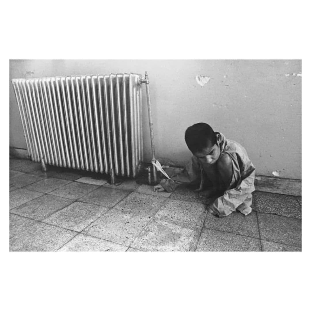 ‏و آن‌جا 
جسد لخت می‌شود و از لبخند جدا می‌افتد 
از صدایی که در دل می‌بندد 
تا پاسخی دیگر دوباره به خنده‌اش بیندازد‌.
‌
گویی این دایره 
هرچند که گرداگرد است جهان نیست‌.

پرویز اسلامپور

*عکس از کاوه گلستان از مجموعه «مجنون» که از سه‌گانه‌ «روسپی، کارگر و مجنون» است. این مجموعه مربوط به شرایط نگهداری معلولان در آسایشگاه روانی یافت‌آباد تهران است که در سال ۱۳۵۵ ثبت شده‌اند.

*به قولِ کاوه گلستان عکس باید سیلی باشد: «می‌‌خواهم صحنه‌‌هایی را به تو نشان دهم که مثل سیلی به صورتت بخورد و امنیت تو را خدشه‌‌دار کند و به خطر بیندازد. می‌‌توانی نگاه نکنی، می‌‌توانی خاموش کنی، می‌‌توانی هویت خود را پنهان کنی، مثل قاتل‌‌ها، اما نمی‌‌توانی جلوی حقیقت را بگیری، هیچ‌‌کس نمی‌‌تواند».