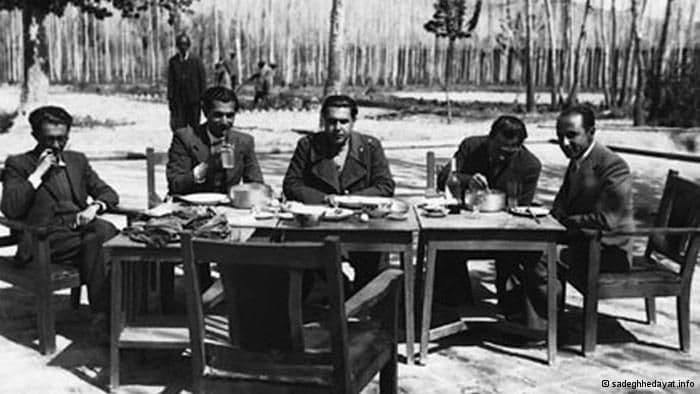 ‏‌از راست:
آندره سوروگین، مجتبی مینوی، غلامحسین مین‌باشیان، مسعود فرزاد، صادق هدایت.

در پیک‌نیکی دوستانه خارج از تهران، سال‌هایِ دهه ۲۰.