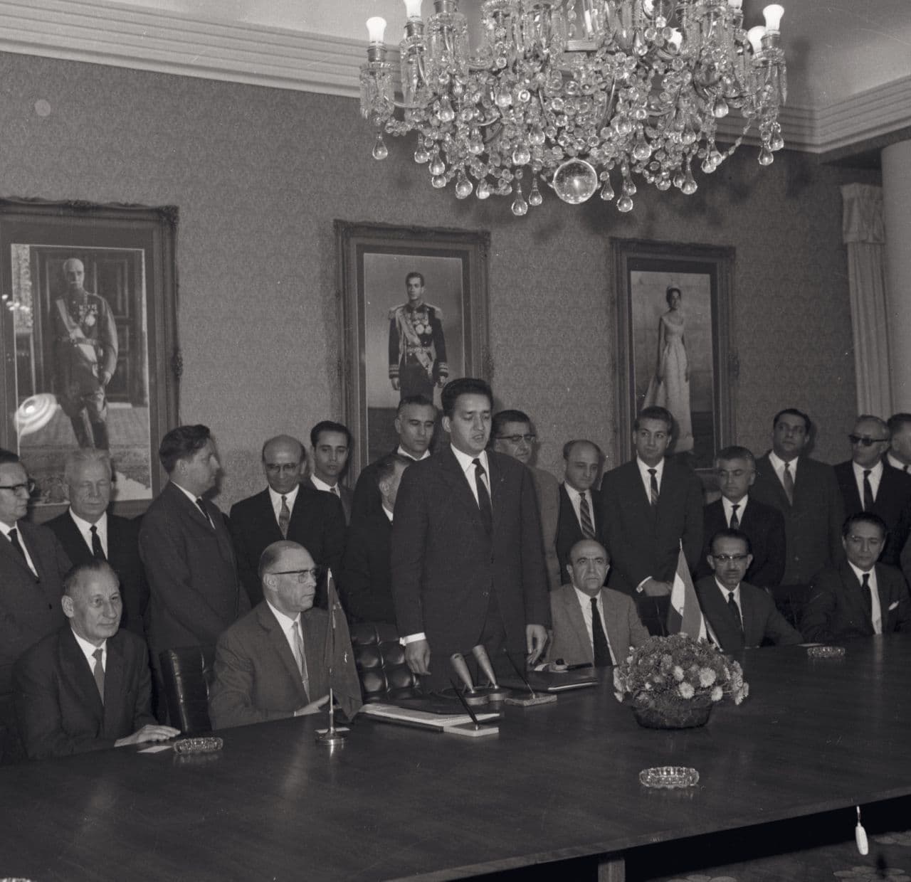 فایل صوتی مصاحبه حبیب لاجوردی با علینقی عالیخانی پس از سال‌ها بالاخره منتشر شد.

مصاحبه در تاریخ ۱۷ مهر ۱۳۶۳ در لندن انجام شده است.

علینقی عالیخانی وزیر اقتصاد در کابینه‌های اسدالله علم، حسن‌علی منصور و امیرعباس هویدا و هم‌چنین از سال ۱۳۴۸ تا ۵۰ رئیس دانشگاه تهران بود.

هم‌زمانی حضور ‌عالیخانی در وزارت اقتصاد، مهدی سمیعی در بانک مرکزی و صفی اصفیا در سازمان برنامه، منجر به مهم‌ترین تغییر و تحولات اقتصادی در دهه ۴۰ شد.