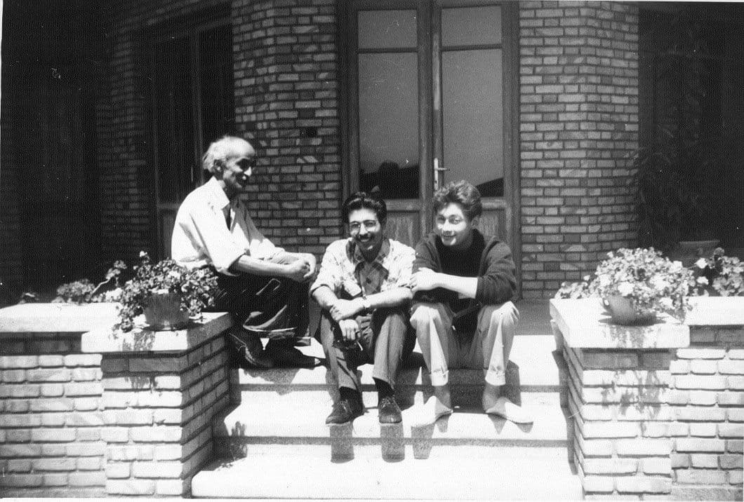 «یوشیج‌ها یک طایفه‌اند نه طوایف متعدد. یک طایفه وحشی و جنگلی هستند. شعر و ادبیات را نمی‌فهمند. ادبیات آن‌ها گوسفند چرانیدن و شعر آن‌ها نزاع با درندگان جنگل است. بهترین همه آن‌ها منم».

از نامه نیما یوشیج به حسام‌زاده
(به تاریخ ۸ فروردین ۱۳۰۵).

امروز سالگرد درگذشت نیما یوشیج است. بخشی از یادداشت جلال آل‌احمد که آن را روز پنجشنبه ۱۶ دی ۱۳۳۸ نوشته است:

«ساعت دو و ده دقیقه بود که درِ خانه را سخت کوبیدند. خیال کردم میرآب آمده است آب بدهد، ولی صدای دختر کلفَتِ‌شان که از پشت در بلند شد، داد می‌زد که قضیه از چه قرار است. وقتی رسیدم، زنش چشم‌هایش را هم بسته بود. به زحمت او را به اطاق دیگر بردم و دراز رو به قبله‌اش کرده‌ام و قرآنی پیدا کردم و یک ساعتی تنها بودم و زنش را فرستادم خانه خودمان تا خواهر کوچک نیما و شوهرش آشتیانی پیداشان شد. بعد هم صدیقی آمد و تا پنج صبح نشستیم و آرامشان کردیم و من چک و چانه پیرمرد را بستم.. هیچ فکر نمی‌کردم چک و چانه این پیرمرد را من خواهم بست. پیدا بود که طبیعتاً او باید پیش از من برود، اما دیگر اینش را پیش‌بینی نمی‌کردم... پیرمرد دور از هر ادایی به سادگی در میان ما زیست و به ساده‌دلی روستایی خویش از هر چیز تعجب کرد و هرچه بر او تنگ‌تر گرفتند، کمربند خود را تنگ‌تر بست، تا دست آخر با حقارت زندگی‌مان اخت شد.. آری، نیما زندگی را بدرود گفت و به طریق اولی شعر را، اما به اعتقاد موافق و مخالف، دفتر شعر فارسی هرگز با نام او بدرود نخواهد کرد.. چرا که تپش حیات شعر زمانه ما به مضراب او ضربانی تازه یافته است».

*عکس از تیری ورنه نقاش سوئیسی که آن را در سال ۱۳۳۱ از نیما یوشیج، بهمن محصص و نیکلا بوویه، در منزل نیما، ثبت کرده است.