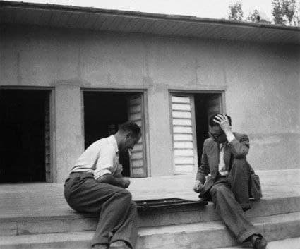 صادق هدایت و محمد مقدم، دهه ۱۳۲۰.
*محمد مقدم (که نام خود را به این شکل مینوشت: مهمد مُغدَم) زبانشناس و استاد زبانهای باستانی ایران در دانشگاه تهران بود.