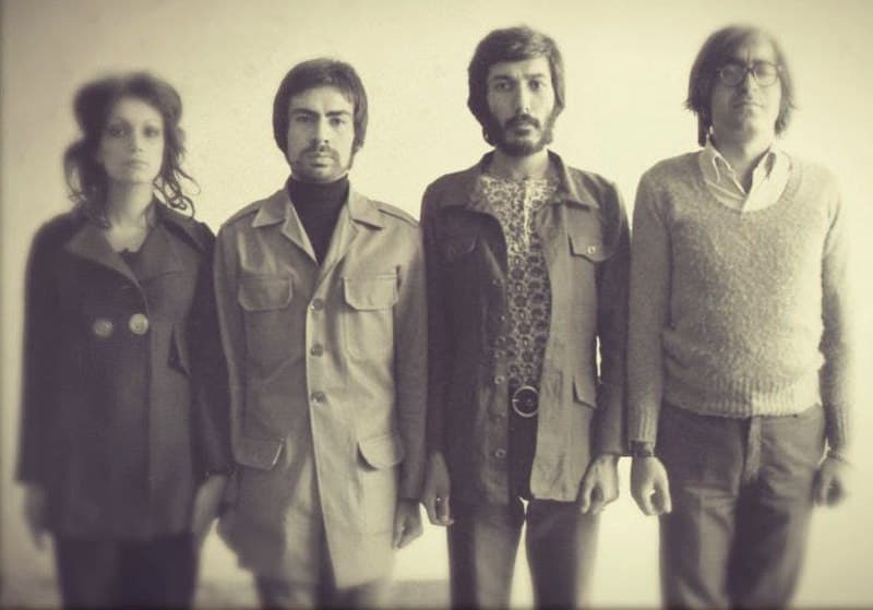 بروز آشفتگی در هیچ خانهای ناگهانی نیست؛ بین شکاف چوبها، تای ملافهها، درز دریچهها و چین پردهها غبار نرمی مینشیند، بهانتظار بادی که از دری گشوده به خانه راه بیابد و اجزای پراکندگی را از کمینگاه آزاد کند.
خانه ادریسیها
غزاله علیزاده
*توضیح عکس
از چپ به راست: غزاله علیزاده، علی مولانا، بیژن الهی، محسن افخم.
عکس از حسین دریابندی.