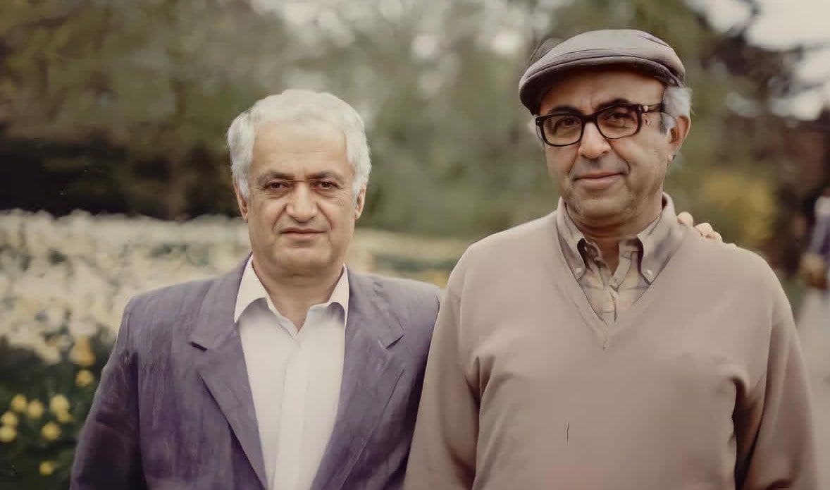 قبله عالم از عباس امانت، برآمدنِ رضاخان نوشته سیروس غنی، در خدمت تخت طاووس (خاطرات پرویز راجی) و مهمتر از همه تاریخ چیست ئی. اچ. کار، همه با ترجمه حسن کامشاد، از بهترین و مهمترین کتابهایی هستند که تو زندگیم خوندم، یادش گرامی.
حسن کامشاد نویسنده، مترجم و پژوهشگر ادبیات فارسی پنجشنبه ۱خرداد ۱۴۰۴ درگذشت.
*عکس: شاهرخ مسکوب و حسن کامشاد.