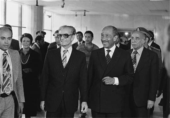 🔻ایران و صلح اعراب با اسرائیل؛
🔘محمدرضا پهلوی و پیمان صلح میان مصر و اسرائیل
🖊حمیدرضا یوسفی
❓در روزهای اخیر دو کشور عربی امارات و بحرین، سرانجام با میانجیگری آمریکا با اسرائیل در کاخ سفید قرارداد دوستی امضا کردند. چهل و دو سال پیش در سپتامبر ۱۹۷۸ ایران در پیمان کمپ دیوید که در آن مصر و اسرائیل با یکدیگر پیمان صلح و دوستی امضا کردند، چه نقشی بازی کرد؟
🔸شاه نسبت به بازیگری شوروی در منطقه بیش از پیش احساس نگرانی و خطر میکرد، به همین دلیل میکوشید نقش فعالی در سازماندهی و رهبری نیروهای ضد کمونیست در منطقه بازی کند. این تلاش در دهه ۵۰ با تاسیس محور جدیدی در خاورمیانه میان ایران، مصر و عربستان سعودی آغاز شد که نگرانی اسرائیل را نیز به دنبال داشت. اما سیر رویدادها نشان داد که نگرانی اسرائیلیها بیمورد بوده و این مثلث نه در برابر اسرائیل بلکه جبهه نسبتاً مستحکمی در برابر نفوذ شوروی در منطقه بود.
در #میدان بخوانید👇🏾
📌https://medn.me/xZYYn