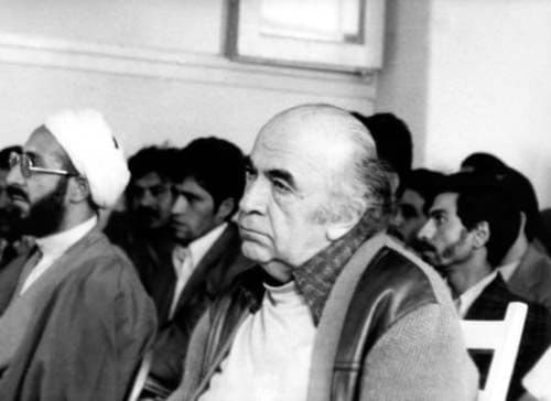 «به محض آنکه پای هویدا به حیاط رسید، یکی از کسانی که در پشت سرش میآمد هفت تیری به دست گرفت و گلوی هویدا را نشانه رفت و دو تیر خالی کرد (صادق خلخالی و یا هادی غفاری). هویدا به زمین افتاد و خون از رگ گردنش فواره میزد… هویدا که میدانست زخمی مهلک برداشته به شخصی به نام «کریمی» که در صف همراهان خلخالی بود رو کرد و به تمنا خواست که جانش را بستاند. کریمی هم، ظاهراً از سر لطف، هفت تیر را به دست گرفت و تیر خلاصی بر جمجمهٔ هویدا زد.»
معمای هویدا / عباس میلانی