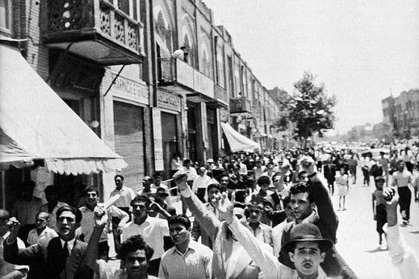 🔘شکست قوام و قیام ۳۰ تیر
✍🏻 حمیدرضا یوسفی
🔻تا پیش از کودتای ۲۸ مرداد ۳۲ تلاش نیروهای اجتماعی و سیاسی (از ملیون تا نیروهای چپ و آزادیخواه) در اشکال مختلف، تعیین مرز میان سلطنت و حکومت بود تا حیطه عملکردی دربار بهطور «دقیق» مشخص شود تا در حکومتداری و بروکراسی دولتی دستدرازی نکند. روی کار آمدن دوباره قوام در ۲۵ تیر ۳۱ یکی دیگر از این تلاشها و شاید آخرین تلاش مهم برای به کرسی نشاندن این خواست جنبش مشروطه بود.
🔸️دربار که از ابتدا تمایلی به روی کارآمدن قوام نداشت و اکنون ائتلاف نزدیک نیروهای ملی با مذهبی را میدید و با امید اینکه اگر مصدق به قدرت برسد و سیاستهای نفتی خود را پیگیری کند، قطعاً با مخالفت نیروهای خارجی مواجه خواهد شد، به نفع روی کارآمدن مصدق و حذف قوام پا پس کشید.
▫️«مردم» به معنای واقعی عنصری تعیینکننده در سیاست وقت ایران به ویژه پیش از کودتای ۲۸ مرداد بودند اما در ذهن و عمل قوام نقش پررنگی نداشتند و همین امر نیز در نهایت به شوریدن مردم علیه او در قیام سی تیر انجامید.
#یادداشت_روز_میدان را بخوانید👇🏾
🔗 http://medn.me/j2