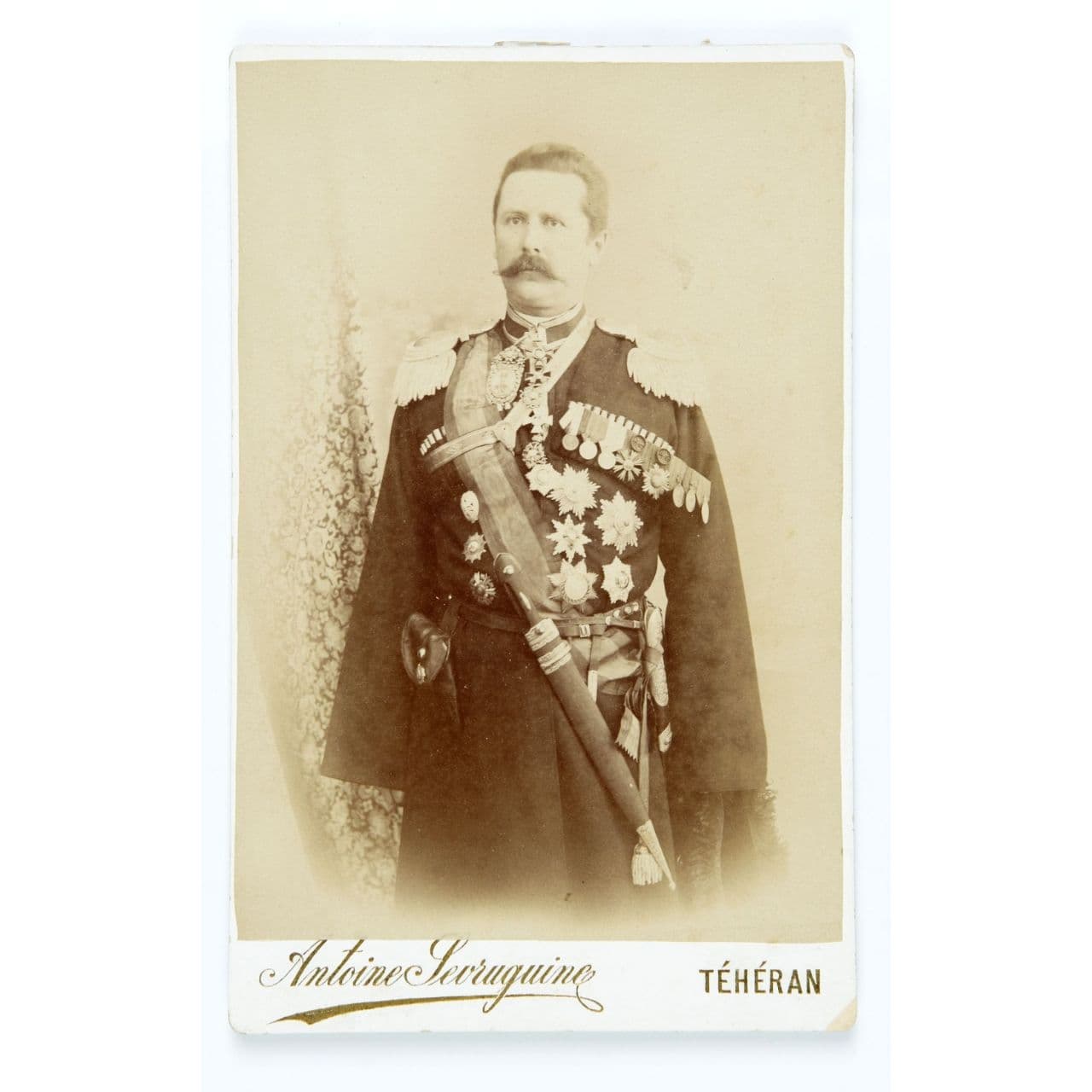 ولادیمیر کاساگوفسگی فرمانده نظامی روسیه بین سالهایِ ۱۸۹۶ تا ۱۸۹۸ بهعنوان رئیس آموزش سواره نظام ایرانی و فرمانده بریگارد قزاق در ایران خدمت میکرد. مجموعه یادداشتهایِ او بههنگام ماموریت در ایران، ۴ کارتن است که جمعاً چیزی حدود ۳هزار ۶۸۴ ورق بزرگ ۲۲×۳۴ سانتیمتر همراه با ۱۳۷ نامه و ۴۲۲ برگ سند است. از این مقدار تنها بخش کوچکی از یادداشتهایِ او در سال ۱۹۵۳ از سویِ انجمن علمی خاورشناسی شوروی منتشر شد که در سال ۱۳۴۴ نیز توسط عباسقلی جلی برایِ اولینبار از زبان روسی به فارسی ترجمه شد. مهمترین بخش یادداشتهایِ کاساگوفسکی به کشتهشدن ناصرالدینشاه و تشریفات ورود مظفرالدینشاه به تهران و همچنین نکات خواندنی از زندگی امینالسلطان اختصاص دارد.
خاطرات کاساگوفسکی بعد از سالها با عنوان «خاطرات کلنل کاساگوفسکی» با ویرایش و حروفچینی جدید در سال ۱۴۰۱ از سویِ انتشارات اساطیر منتشر شد.
*کاساگوفسکی در سپتامبر ۱۹۱۸ توسط بلشویکها در خانه خود در پوگوستیخا در استان نووگورود تیرباران شد.