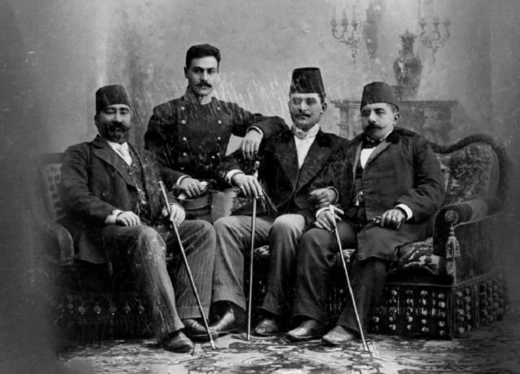 از سمت راست: محمدحسین امینالضرب، غلامرضا نوزاد، حسین پیرنیا (موتمنالملک)، حاج سیاح (میرزا محمدعلی محلاتی) | سالِ ۱۸۹۶ (۱۲۷۵ش) مسکو، روسیه.