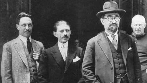 ایران و داستان کنفرانس صلح پاریس ۱۹۱۹
اگه حوصله دارید داستان حضور ایران در کنفرانس صلح پاریس ۱۹۱۹ رو بخونید و ببینید که در چه وضع فلاکتباری بودیم. نه تنها ایران در عرصه بینالمللی هیچ اهمیتی نداشته، بلکه سال ۱۹۱۹ کمتر کسی در دنیا کلمه پرشیا به گوشش خورده و میتونه حدس بزنه پرشیا جاییه در شنزارهای خاورمیانه.
فروغی با هر یادداشتی که مینویسه، خون گریه میکنه؛ «ایران نه دولت دارد نه ملت، وجود داشتن ایران وجود افکار عامه است.» رفتار ایران در کنفرانس مثل تقاضای دانشآموزیه که با گریه التماس میکنه اگه بهش فقط نیم نمره ارفاق بشه از ردی نجات پیدا میکنه، ولی خب نیم نمرهای در کار نیست.